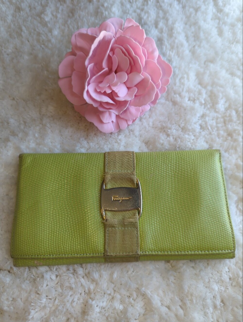 Salvatore Ferragamo Authentic Lime Green Vara Bow Clutch Lizard Embossed Maximal